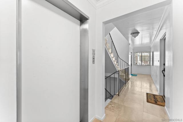 2360 Torrey Pines Rd, La Jolla CA: https://media.crmls.org/mediaz/c318edf6-f72d-4d30-83a7-52eb368f059e.jpg