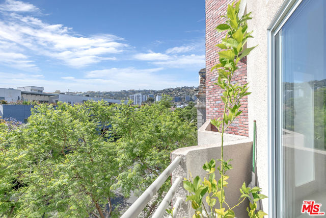 840 N Croft Avenue, Los Angeles CA: https://media.crmls.org/mediaz/c3192cae-0cd8-49a8-8b3d-18e6c8a88698.jpg