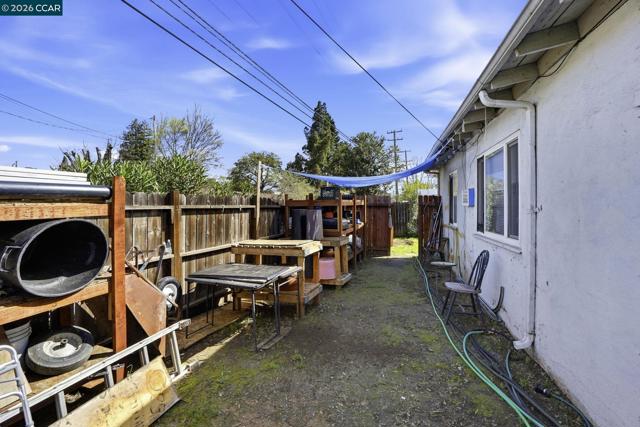 1990 Sunshine Dr, Concord CA: https://media.crmls.org/mediaz/c319fe40-851d-4a9c-a998-854cedddbe20.jpg