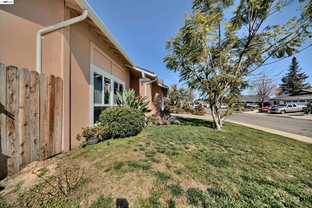 1425 Forest Dr, Turlock CA: https://media.crmls.org/mediaz/c31a7621-0ff4-43ac-9995-5cfaf07f6f51.jpg