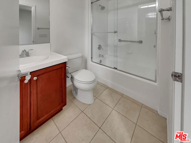 5692 Como Circle, Woodland Hills CA: https://media.crmls.org/mediaz/c31b6ef5-eb65-4450-8d6d-2cfc0ac11220.jpg