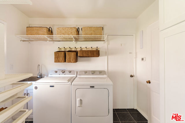 5635 S Chariton Avenue, Los Angeles CA: https://media.crmls.org/mediaz/c31ba3cd-e2ad-462f-8530-edf6e7226ae2.jpg