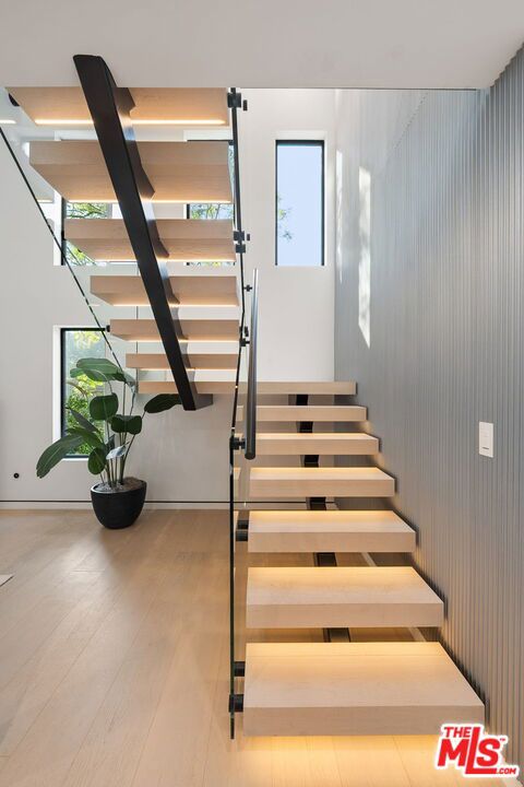 3290 N Knoll Drive, Los Angeles CA: https://media.crmls.org/mediaz/c31bedd5-0ee9-4d6c-a8f5-06a7a2df2d70.jpg