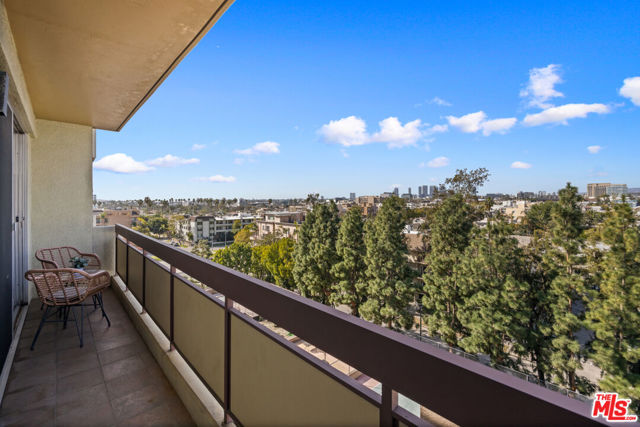 321 S San Vicente Boulevard, Los Angeles CA: https://media.crmls.org/mediaz/c31bede7-df75-4ddc-9c7d-97b24a0ff9fb.jpg