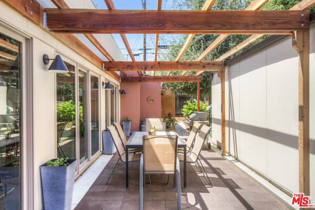 4989 Vincent Avenue, Los Angeles CA: https://media.crmls.org/mediaz/c31c026a-3086-44bf-b411-4c180a414853.jpg