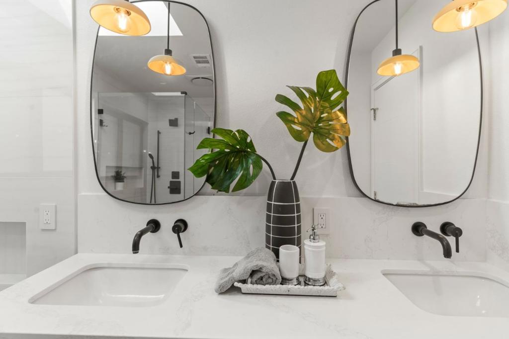 https://media.crmls.org/mediaz/c31cfecc-737d-4d0b-b176-571286a47149.jpg?preset=X-Large
