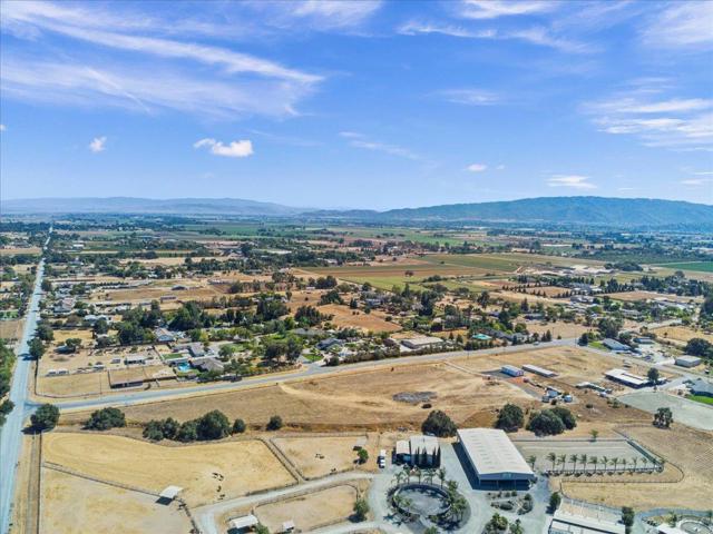 2055 Rucker Avenue, Gilroy CA: https://media.crmls.org/mediaz/c31edaa3-97e8-48e7-94da-c3355c765e3f.jpg