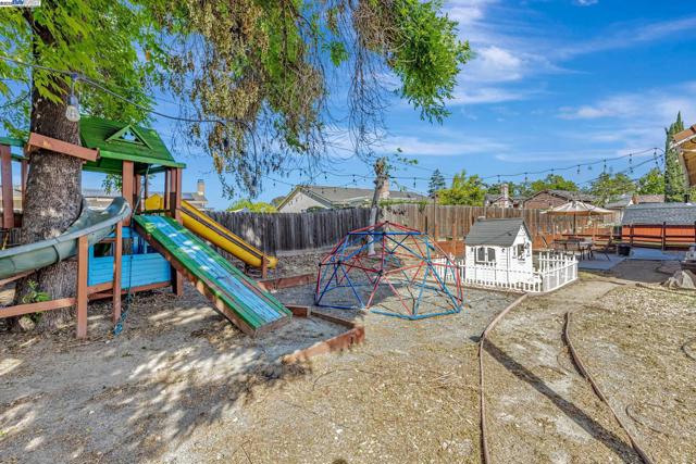 639 Eaker Ct, Antioch CA: https://media.crmls.org/mediaz/c31fa43f-64e9-4a3e-b115-3a38825f33c8.jpg