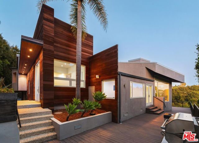 654 Erskine Drive, Pacific Palisades CA: https://media.crmls.org/mediaz/c320b8f9-f5f2-4b9e-8b38-6dc72ce81d2e.jpg
