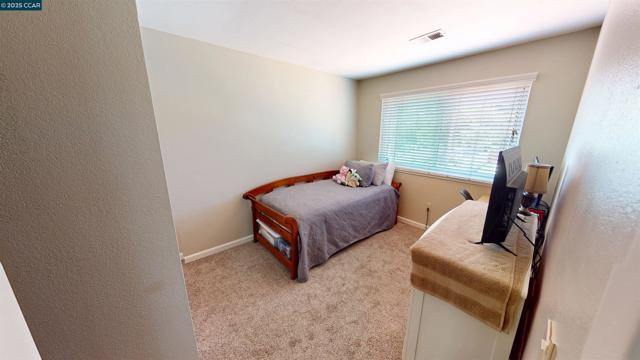 9 Aquamarine Ct, Hercules CA: https://media.crmls.org/mediaz/c320c1fb-7fac-4b86-b42b-197fb72a0d12.jpg