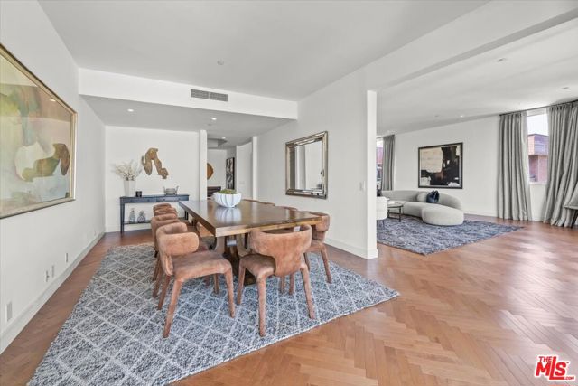 300 N Swall Drive, Beverly Hills CA: https://media.crmls.org/mediaz/c320ef56-9c20-4dbb-8cd2-b70092a55f5f.jpg