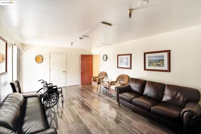 18905 Standish Ave, Hayward CA: https://media.crmls.org/mediaz/c320ff7d-8f74-4807-b828-cb11875cfbb6.jpg