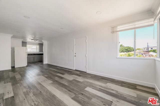 7852 Flight, Los Angeles CA: https://media.crmls.org/mediaz/c321e641-cc97-4a2f-bec7-445c372fab83.jpg
