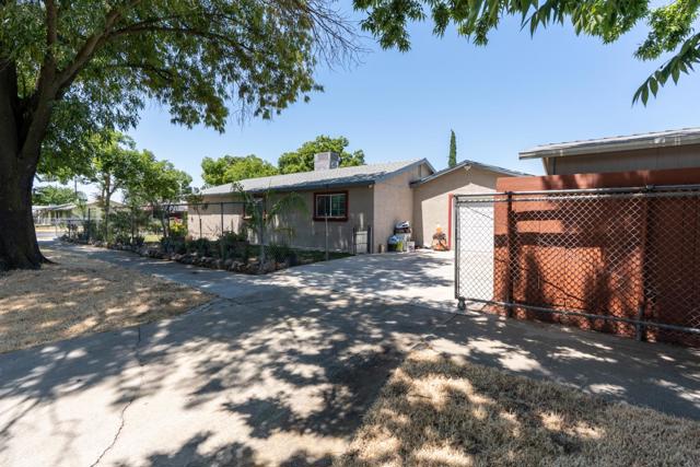 1005 W 8th Street, Merced CA: https://media.crmls.org/mediaz/c321f9b4-f39d-4a3e-aae5-61a8c8bc2f2b.jpg