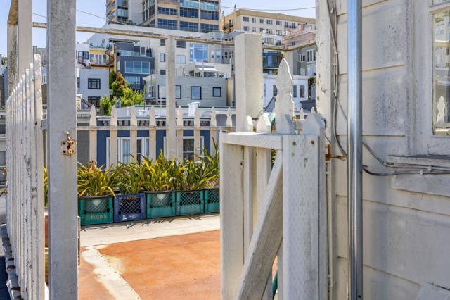 806810 Union Street, San Francisco CA: https://media.crmls.org/mediaz/c3228602-1696-4556-9078-a7434abc8938.jpg