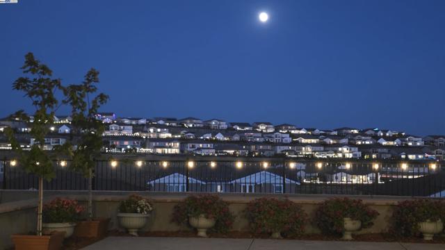 4709 Iron Bird Dr, Folsom CA: https://media.crmls.org/mediaz/c3230f7d-2b56-4d4d-aec2-45435601fcdb.jpg