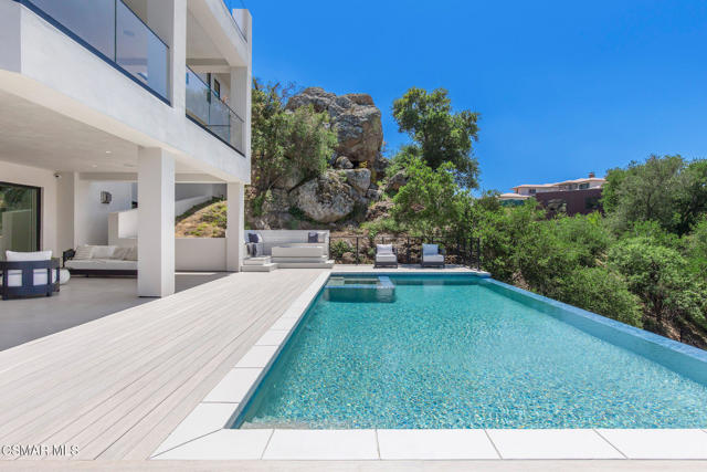 118 Giles Road, Lake Sherwood CA: https://media.crmls.org/mediaz/c32322eb-d0a1-4e38-9a91-5173ef8ddadc.jpg
