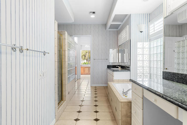 37159 Turnberry Isle Drive, Palm Desert CA: https://media.crmls.org/mediaz/c323c736-396b-407a-8fab-e1ac9f0c519c.jpg