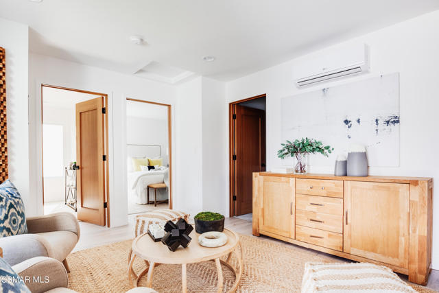 14322 W Collins Street, Sherman Oaks CA: https://media.crmls.org/mediaz/c3252ced-9447-450a-9271-af45a6d435b9.jpg