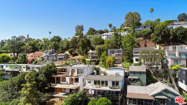 11689 Picturesque Drive, Studio City CA: https://media.crmls.org/mediaz/c325d975-c8bb-4ec0-8a77-5c0681b9cd10.jpg