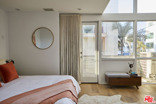5515 Pacific Avenue, Marina del Rey CA: https://media.crmls.org/mediaz/c3266a52-9ea2-420d-9e9a-609c90ced549.jpg