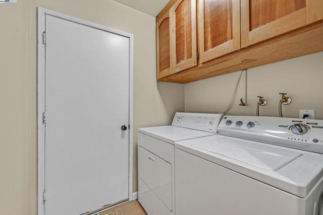 576 Emerald St, Livermore CA: https://media.crmls.org/mediaz/c32757a8-e23f-44eb-8199-79a9c8ded81c.jpg