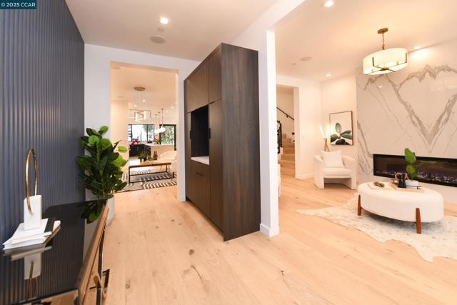 3169 Washington St, San Francisco CA: https://media.crmls.org/mediaz/c3275c25-09bc-4256-91df-65d860454104.jpg