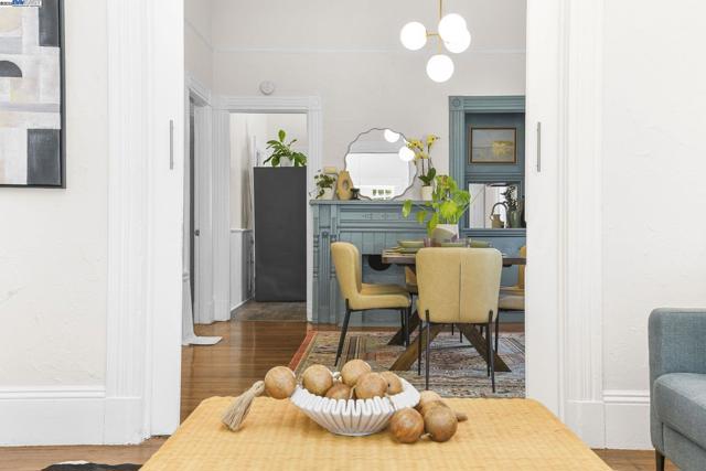 2349 Waverly St, Oakland CA: https://media.crmls.org/mediaz/c32871a3-6f3b-41c2-8319-f604323913e5.jpg