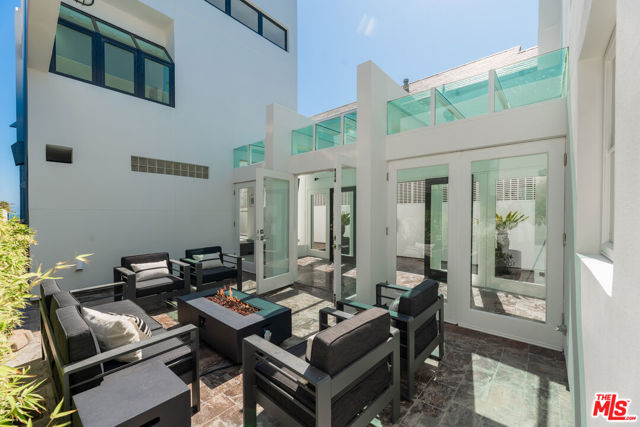 23754 MALIBU Road, Malibu CA: https://media.crmls.org/mediaz/c3288ade-4ad6-44fa-b492-011ce83c730a.jpg