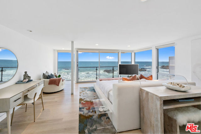 24928 Malibu Road, Malibu CA: https://media.crmls.org/mediaz/c328be93-e423-4948-b40e-613c35c0a088.jpg