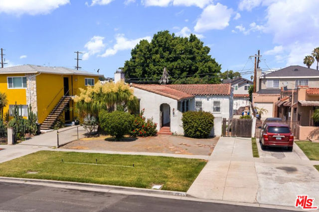 2435 S Dunsmuir Avenue, Los Angeles CA: https://media.crmls.org/mediaz/c3298fa2-34ad-40cb-b8e7-013f91181228.jpg