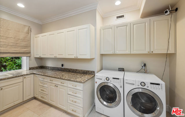 1455 Robmar Drive, Beverly Hills CA: https://media.crmls.org/mediaz/c32a5684-ef1c-4635-992a-ec990972c15c.jpg