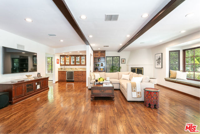 627 N Alta Drive, Beverly Hills CA: https://media.crmls.org/mediaz/c32ba2c7-e914-48a3-8355-468b62a6deda.jpg