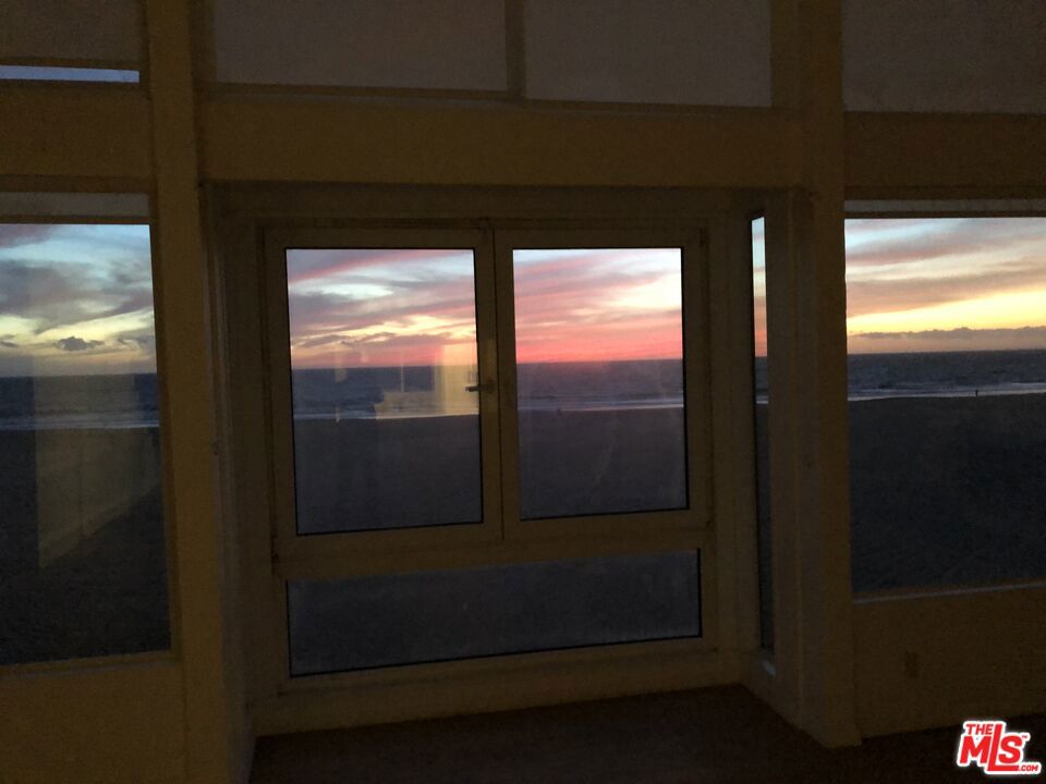 https://media.crmls.org/mediaz/c32bcc80-7b7f-4317-98e0-ea8ac11e9ec4.jpg?preset=X-Large