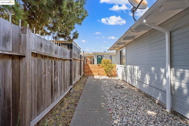 1611 Julia St, Berkeley CA: https://media.crmls.org/mediaz/c32c0025-93be-4651-acbd-304a79248fab.jpg