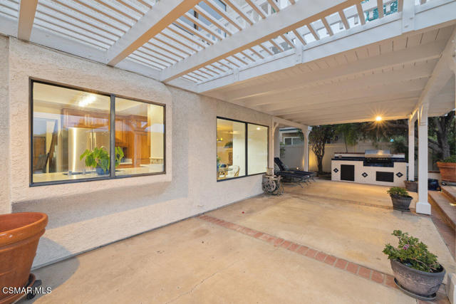 6690 Oak Springs Drive, Oak Park CA: https://media.crmls.org/mediaz/c32c20ef-f40a-4a6a-b9f8-edcef29fe9d9.jpg