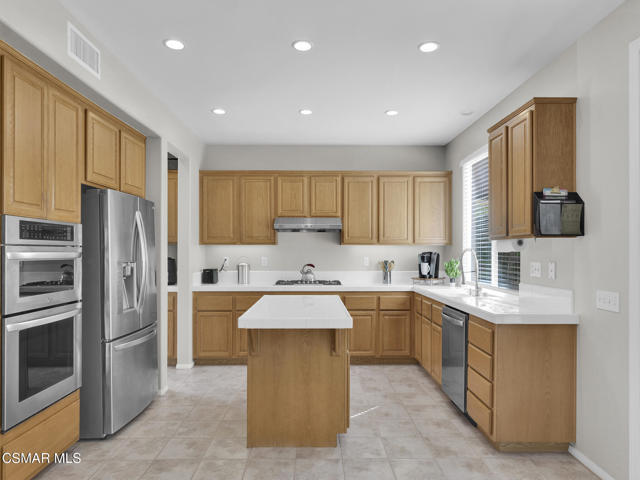 659 N Muirfield Avenue, Simi Valley CA: https://media.crmls.org/mediaz/c32cef6f-704d-485f-b2b7-5d4083a45e7c.jpg