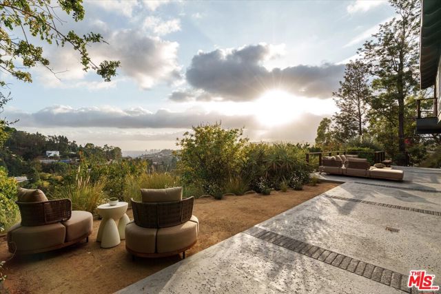 7420 Cervantes Place, Los Angeles CA: https://media.crmls.org/mediaz/c32d1d88-ba15-4cdf-be5f-3b0647bc5d7b.jpg