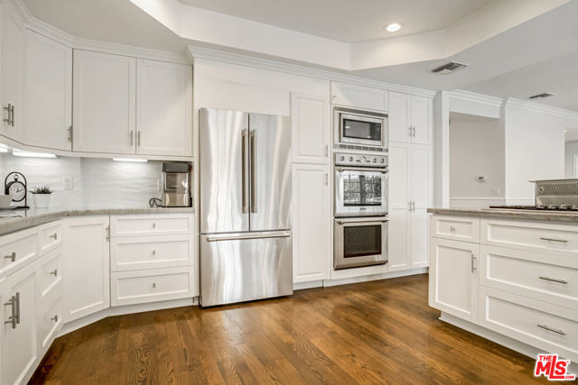116 N Palm Drive, Beverly Hills CA: https://media.crmls.org/mediaz/c32d54d0-b21e-4509-96ab-75d994332621.jpg