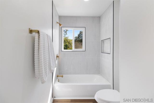 1756 Alhudson Dr, Escondido CA: https://media.crmls.org/mediaz/c32e08fb-6789-43d3-99e5-531f16902a30.jpg