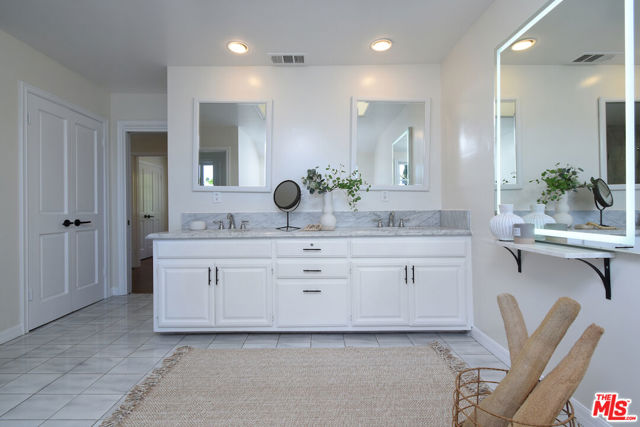 15474 Loom Place, Sherman Oaks CA: https://media.crmls.org/mediaz/c32eba56-13a7-45e5-ab97-089b98305011.jpg