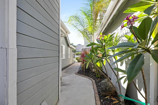 10366 Rancho Carmel Dr, San Diego CA: https://media.crmls.org/mediaz/c32ecf11-11b8-4c6b-b3a9-17ba5371441d.jpg