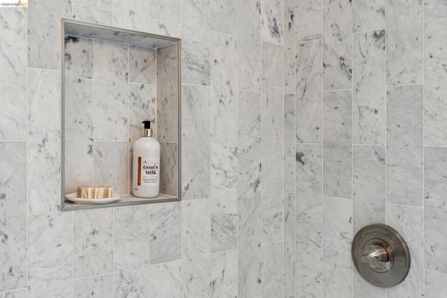 Image 29 of 46 For 741 Grosvenor Pl