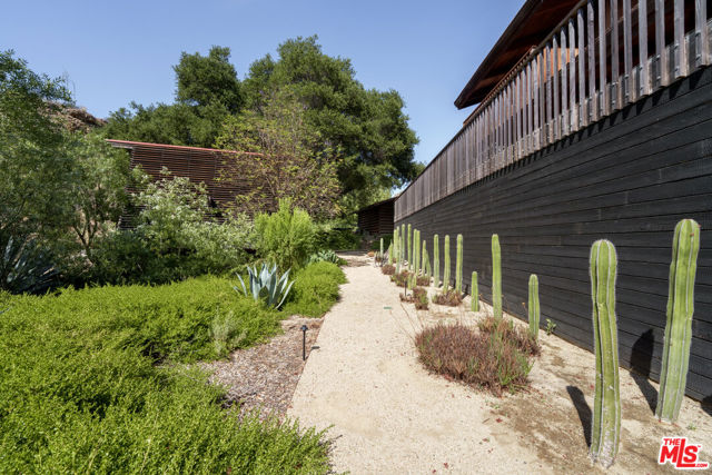 421 Westlake Boulevard, Malibu CA: https://media.crmls.org/mediaz/c32f7703-55c7-495c-8ae0-f30412bd43c8.jpg
