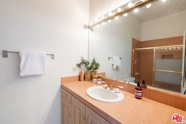 21965 Saddle Peak Road, Topanga CA: https://media.crmls.org/mediaz/c32fe1fa-6bbf-4627-8957-0d13819f5737.jpg