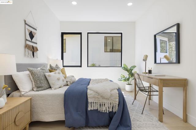 7270 Woodrow Dr, Oakland CA: https://media.crmls.org/mediaz/c3301454-b388-4ea1-92f5-9c8ad89e9d76.jpg