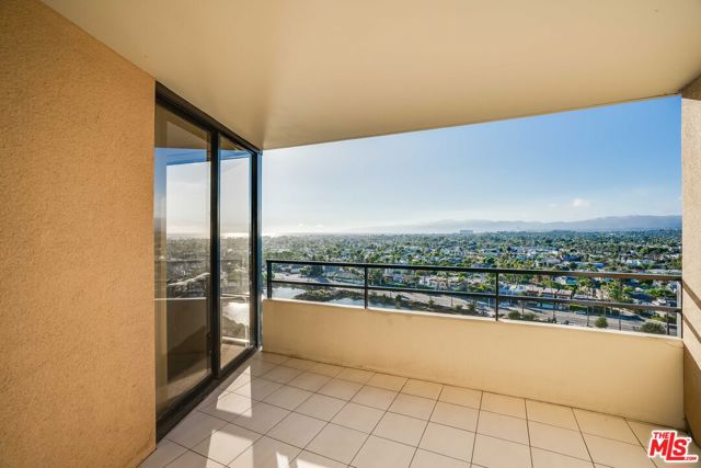 4316 Marina City Drive, Marina del Rey CA: https://media.crmls.org/mediaz/c330436d-7b44-4672-8937-b5671577930e.jpg