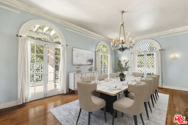 803 N Rexford Drive, Beverly Hills CA: https://media.crmls.org/mediaz/c331808e-4302-4ba4-ab69-2d676bd0559a.jpg