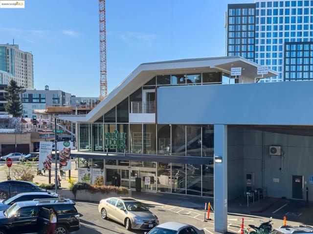 429 Euclid Ave, Oakland CA: https://media.crmls.org/mediaz/c331e116-51a1-4dcc-88db-ce200117b66a.jpg