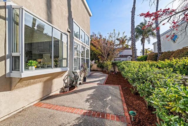 121 Jervis Bay, Alameda CA: https://media.crmls.org/mediaz/c333ad0b-4a71-4acc-9314-2db62cbe18dd.jpg